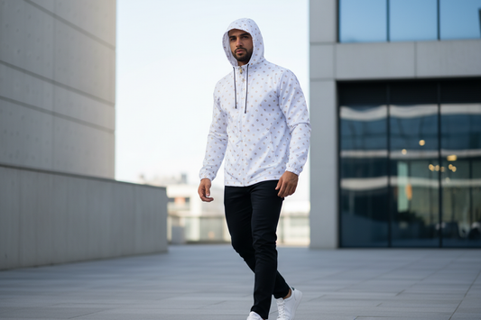 Lifestyle Mockup - Weiße Kapuzen-Windjacke mit SG Print