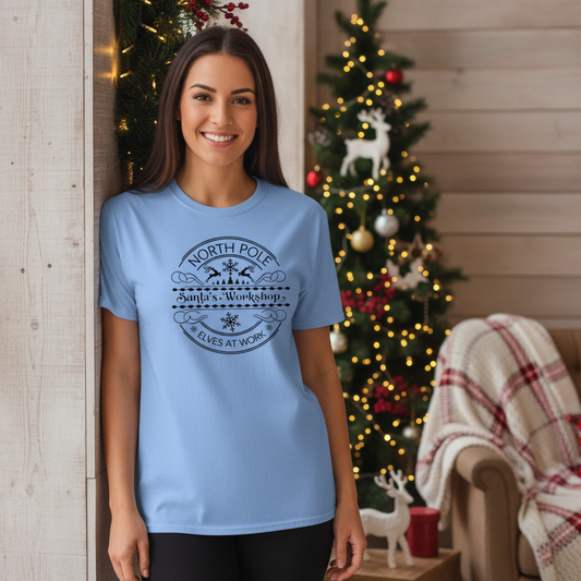 North Pole Santa's Workshop T-Shirt mit Elves at Work Design - Unisex Weihnachts Tee
