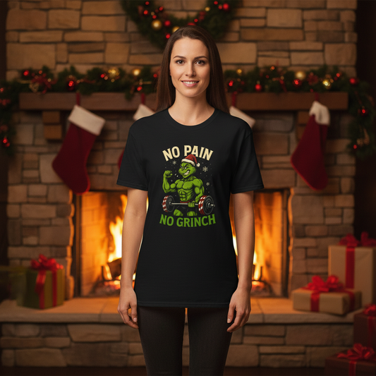 Person mit No Pain No Grinch T-Shirt vor Kamin